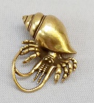 ESCULTURA, uma (1) animalista representando CARANGUEJO EREMITA, confeccionado em bronze maciço, medindo aproximadamente 3,5 x 3,5 cm, vide foto.