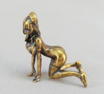 ESCULTURA, uma (1) figurativa feminina, representando mulher engatinhando, confeccionada em bronze maciço, medindo 2,5 x 2, x 1 cm, vide foto.