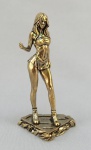 ESCULTURA, uma (1) figurativa feminina, representado Super Girl, encontra-se de pé com poucas vestes, sobre base com simbolo do Super Homem, confeccionada em bronze maciço, medindo aproximadamente 7,2 cm altura, vide foto.