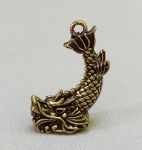 ESCULTURA, uma (1) miniatura representando animal fantástico mistura de dragão e dolphin, confeccionada em bronze maciço, medindo aproximadamente 3,5 cm altura, vide foto.