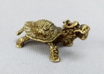 ESCULTURA, uma (1) miniatura animalista, representando ANIMAL FANTÁSTICO (mistura de dragão e tartaruga), confeccionada em bronze maciço, medindo aproximadamente 3,5 cm comprimento, vide foto.