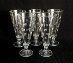 VIDRO, cinco (5) taças, incolores e translúcidas, bojo obcônico lapidado em esferas espaçadas, fuste quase esférico, base em bolacha, uma delas com bicado na base, medindo 18,5 cm altura, sinais de uso, vide foto.