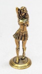 ESCULTURA, uma (1) figurativa feminina, representado Super Girl, encontra-se de pé com poucas vestes, sobre base circular, com simbolo do Super Homem no peito, confeccionada em bronze maciço, medindo aproximadamente 7,2 cm altura, vide foto.