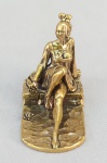 ESCULTURA, uma (1) figurativa feminina, representado mulher sentada no degrau de uma terma, confeccionada em bronze maciço, medindo aproximadamente 5,5 x 4 x 3 cm, vide foto.