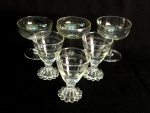 VIDRO, seis (6) taças incolores e translúcidas de dois modelos distintos: 3 para drinque, bojo obcônico, lapidado em sulcos horizontais e esferas, base cônica e canelada terminando em esferas, medindo 10 cm altura; 3 de pé alto para champanhe ou espumante, dois tamanhos distintos, bojos lisos, fuste cilíndrico, base em bolacha, uma com bicados na borda, 2 medindo 9 cm altura e 8,5 cm diâmetro e 1 medindo 10 cm altura e 8,5 cm diâmetro, todas com sinais de uso, vide foto.