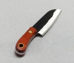 CUTELARIA, uma (1) facão miniatura com lâmina em aço, afiada, empunhadura em madeira, bainha em couro ecológico na tonalidade castor, medindo aproximadamente 6,5 cm, nova e sem uso, vide foto.