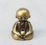 BRONZE, um (1) incensório representando oriental meditando, medindo 2,5 cm comprimento, vide foto.