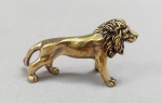 ESCULTURA, uma (1) miniatura animalista representando LEÃO, confeccionada em bronze maciço, medindo aproximadamente 5,5 cm comprimento, vide foto.