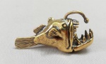 ESCULTURA, uma (1) miniatura animalista representando PEIXE ABISSAL, confeccionada em bronze maciço, medindo aproximadamente 4 cm comprimento, vide foto.