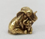 ESCULTURA, um (1) grupo escultórico miniatura animalista representando ELEFANTA COM FILHOTE, confeccionada em bronze maciço, medindo aproximadamente 2,5 cm altura, vide foto.