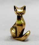 ESCULTURA, uma (1) miniatura animalista estilizada representando GATO, confeccionada em bronze maciço, medindo aproximadamente 3,5 cm altura, vide foto.