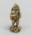 ESCULTURA, uma (1) miniatura figurativa/animalista representando PORCO DE PÉ COM TRAJES HUMANOS, confeccionada em bronze maciço, medindo aproximadamente 2,5 cm altura, vide foto.