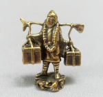 ESCULTURA, uma (1) miniatura figurativa representando HOMEM DE PÉ CARREGANDO CAIXAS, confeccionada em bronze maciço, medindo aproximadamente 3 cm altura, vide foto.