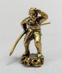 ESCULTURA, uma (1) miniatura figurativa representando HOMEM DE PÉ FAZENDO AVISTAMENTO, confeccionada em bronze maciço, medindo aproximadamente 2,7 cm altura, vide foto.