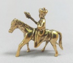 ESCULTURA, uma (1) miniatura figurativa/animalista representando DIGNATÁRIO MONTADO A CAVALO, confeccionada em bronze maciço, medindo aproximadamente 4 cm comprimento, vide foto.