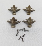 BRONZE, conjunto de quatro (4) pés em metal no formato de garra e volutas, para ornar caixa porta joias, medindo 2,5 cm altura, novos e sem uso.