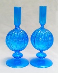 VIDRO, par (2) castiçais canelados, soprados, azuis e translúcidos, medindo 20,5 cm altura, vide foto.