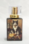 PERFUMEIRO, um (1) frasco vazio, spray, novo e sem uso, ornado com lito policromada representando gatos, medindo 10 cm altura, vide foto.