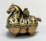 BRONZE, um (1) incensório no formato de cavalo, vazado e com caracteres orientais, medindo aproximadamente 5 x 4,5 x 3 cm, vide foto.