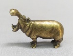 ESCULTURA, uma (1) miniatura animalista representando HIPOPÓTAMO, confeccionada em bronze maciço, medindo aproximadamente 4,5 cm comprimento, vide foto.