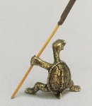 BRONZE, um (1) incensório no formato de tartaruga, confeccionado em bronze maciço, medindo aproximadamente 3,5 x 3,5 cm, vide foto.