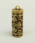 BIJUTERIA ORIENTAL, um (1) pingente porta pílula ou veneno, cilíndrico, confeccionado em bronze, ornamentação relevada em caracteres e elementos vegetalistas, tampa rosqueável, medindo 2,5 cm mais olhal, vide foto.