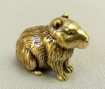 ESCULTURA, uma (1) miniatura animalista representando CAPIVARA, confeccionada em bronze maciço, medindo aproximadamente 2 cm comprimento, vide foto.