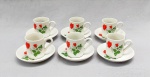 PORCELANA, seis (6) xícaras para café, ornadas com rosas vermelhas, manufatura VERACRUZ (Pedreira, SP, 1966 a 2001, em 1966 a Cerâmica Santana adquiriu da Nadir Figueiredo as antigas instalações da Fabrica Santa Rita e fundou a Porcelana Veracruz, para produção de louças domésticas, a partir de 2001 foi incorporada pela própria Santana e passou a produzir apenas isoladores elétricos), dois pires com raspados na borda, sinais de uso, vide foto.