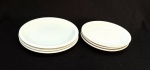 PORCELANA, seis (6) pratos de dois modelos e tamanhos distintos, todos na tonalidade branca, sendo: 3 para sobremesa, marca D. PEDRO II, Rio de Janeiro, RJ (fundada em 1921 por Tinoco Machado, Industrial Carioca, que contava com auxiliares que vieram da tradicional Fábrica de Vista Alegre de Portugal, foi a primeira fábrica de porcelana autêntica em escala Industrial no Brasil, funcionou até a década de 80), medindo 23 cm diâmetro; 3 rasos, sem marca de manufatura aparente, medindo 27 cm diâmetro, todos com sinais de uso, vide foto.