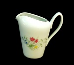 PORCELANA, uma (1) cremeira com ornamentação floral policromada, arremates com frisos a ouro, manufatura REAL (Mauá, SP, 1943 a 1994), medindo 10,5 cm altura, sinais de uso, vide foto.