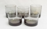 VIDRO, cinco (5) copos para whisky, cilíndricos, tonalidade fume, translúcidos, dois modelos distintos, sendo: 2 com propaganda do whisky escocês 100 PIPERS  Scotch by Seagram, medindo 8,5 cm altura e 8 cm diâmetro; 3 medindo 7,5 cm altura e 9 cm diâmetro, todos os itens com sinais de uso, vide foto.