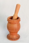 EQUIPAMENTO DE COZINHA, conjunto com dois itens (2) pilão e soquete, para preparação de drinques, confeccionado em madeira torneada, possui rachados, não aparenta ter sido usado, medindo 13,5 cm altura fora o soquete, vide foto.
