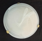 LUMINÁRIA, um (1) plafom em vidro na tonalidade gelo com mesclados branco leitoso, traz bicado na borda, suporte em materiais diversos, faltando a mola da garra que suporta o plafom, dois lumes, parte elétrica não testada, medindo 30 cm diâmetro, vide foto.