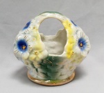 PORCELANA, um (1) antigo vaso floreiro, modelado na forma de cesta, pintado a mão em policromia, arremates a ouro, numero 26 em cavo no fundo, sem marca de manufatura aparente, medindo 12 cm altura, sinais de uso, vide foto.