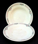 PORCELANA CHINESA, par (2) pratos fundos com ornamentação policromada em tons pasteis, representando faixas, flores e perolados, medindo 20 cm diâmetro, marca de origem no verso, sinais de uso, vide foto.