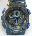 RELÓGIO, um (1) de pulso, marca CASIO (Casio Computer Company Ltda (Kashio Keisanki Kabushiki Gaisha), fundada em 1946 pelo engenheiro Tadao Kashio, em Shibuya, Tóquio, Japão, atualmente conhecida mundialmente pelos seus produtos eletrônicos, mas curiosamente seu primeiro produto foi o cachimbo Yubiwa, que permitia encaixar um cigarro aceso; em 1949 com o lucro do cachimbo passou a investir e desenvolver calculadoras; em 1957 passou a ter o nome atual), modelo G-SHOCK, digital, multifuncional, caixa na tonalidade preta, medindo 50 mm diâmetro, falta a pulseira e outras peças na lateral, usado, parado e sem garantia, vide foto.