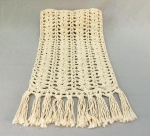 CAMA E MESA, um (1) caminho confeccionado em crochê de barbante na tonalidade bege e fios metálicos dourado, possui franjas, medindo 100 x 26 cm, sem uso, vide foto.