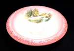 FAIANÇA ALEMÃ, um (1) antigo e pequeno bowl, ornado com paisagem lacustre policromada sobre fundo em degrade do rosa ao branco, borda relevada em volutas e elementos vegetalistas, marca VILLEROY & BOCH (fundada em 1748 na Vila de Audun Le Tiche, em Lorena por François Boch e seus três filhos; em 1766, Boch foi licenciado para construir um forno de cerâmica nas proximidades de Septfontaines, Luxemburgo, onde operava uma fábrica de porcelana; em 1785, Nicolos Villeroy Nicolas tornou-se o único proprietário da manufatura de faiança em Wallerfangen; em 1812, Jean-François Boch começou a construção de fornos na cidade vizinha de Mettlach, Sarre; em 1836, a empresa Jean François Boch se fundiu com a do concorrente, Nicolas Villeroy, e se tornou Villeroy & Boch (V&B, também simplesmente VB); em 1843 criaram uma Cristallerie em Wadgassen; em 1869, Villeroy & Boch abriu a primeira fábrica especializada em azulejos arquitetônicos, ainda em funcionamento), traz trincado no fundo visto somente pela parte de traz, além do craquelê característico do envelhecimento de toda a faiança, medindo 18 cm diâmetro, sinais de uso, vide foto.