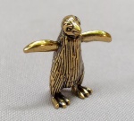 ESCULTURA, uma (1) miniatura animalista representando PINGUIM, confeccionada em bronze maciço, medindo aproximadamente 2,5 cm altura, vide foto.