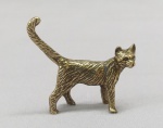 ESCULTURA, uma (1) miniatura animalista representando GATO, confeccionada em bronze maciço, medindo aproximadamente 4 cm comprimento, vide foto.