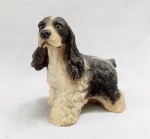 ESCULTURA, uma (1) animalista realista representando cachorro, confeccionada em resina, policromada, medindo 11 x 11 x 6,5 cm, vide foto.