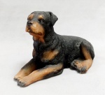 ESCULTURA, uma (1) animalista realista representando cachorro, confeccionada em resina, policromada, medindo 16 x 10 x 7,5 cm, rachado na parte de baixo em uma das patas, vide foto.