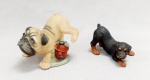ESCULTURA, duas (2) animalistas realistas representando cachorro, confeccionadas em resina, policromada, medindo: 9 x 6 x 6,5 cm e 6 x 4,5 x 4,5 cm, vide foto.