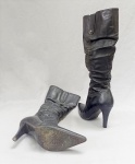 ACESSÓRIO FEMININO, par (2) botas  de salto alto, confeccionadas em couro, tonalidade preta, tamanho 36, marca GERONEA, fechamento por zíper, faltam as borrachas da ponteira do salto, sinais de uso, vide foto.