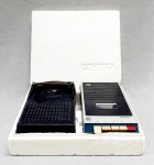 ELETRÔNICO, um (1) antigo aparelho cassete, marca SONY, modelo TC-100A, Made in Japan, acondicionado na caixa original em isopor, acompanham capa em couro, microfone, e livreto com instruções de uso. Usado, não testado e sem garantia, vide foto.