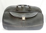 DIVERSOS, uma (1) mala de viagem, tonalidade preta, confeccionada em material sintético, possui rodízios, alça retrátil, sem marca de manufatura aparente, medindo aproximadamente 55 x 32 x 32 cm, sinais de uso, vide foto.
