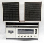 ELETRÔNICO, um (1) antigo aparelho de rádio AM/FM stereo Cassete (tampa do toca fita solta demanda conserto), usado, não testado e sem garantia, vide foto., marca PANASONIC, modelo RS-2535, Made in Japan, acompanham duas caixas de som.