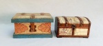 DIVERSOS, duas (2) caixas distintas no formato de bau, confeccionadas em madeira e outros materiais, medindo 22 x 12,5 x 12 cm e 18 x 11 x 10,5 cm, vide foto.