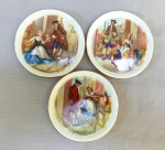 PORCELANA, três (3) porta copos ornados com cena do gênero em policromia, arremates a ouro, marca EMANO (Janowitzer, Rio de Janeiro, RJ, 1931 a 1977, revendedor e decorador de porcelana de outras fábricas), medindo 8,5 cm diâmetro, sinais de uso, vide foto.