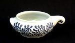PORCELANA, uma (1) molheira com ornamentação vegetalista, tonalidade azul sobre fundo branco, manufatura CERAMARTE (Rio Negrinho, SC, fundada em 1956 pelo alemão Klaus Schumacher, ainda em atividade), medindo 13,5 cm diâmetro mais o bico e a alça, sinais de uso, vide foto.